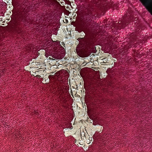 LARGE BOHEMIAN VINTAGE CROSS WITH TURQUOISE RESIN ACCENTS ON LONG CHAIN - Picture 3 of 5